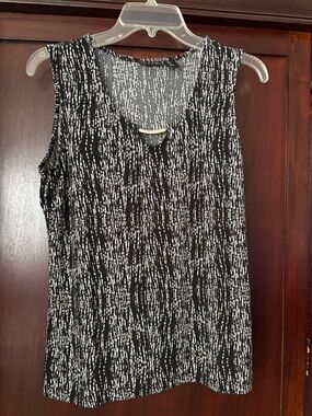 Tahari Sleeveless Blouse/Tank. Black and White Abstract Print. Like new. Size M